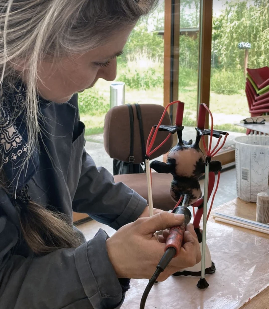 Esther-aan-het-werk-aan-een-grafornament